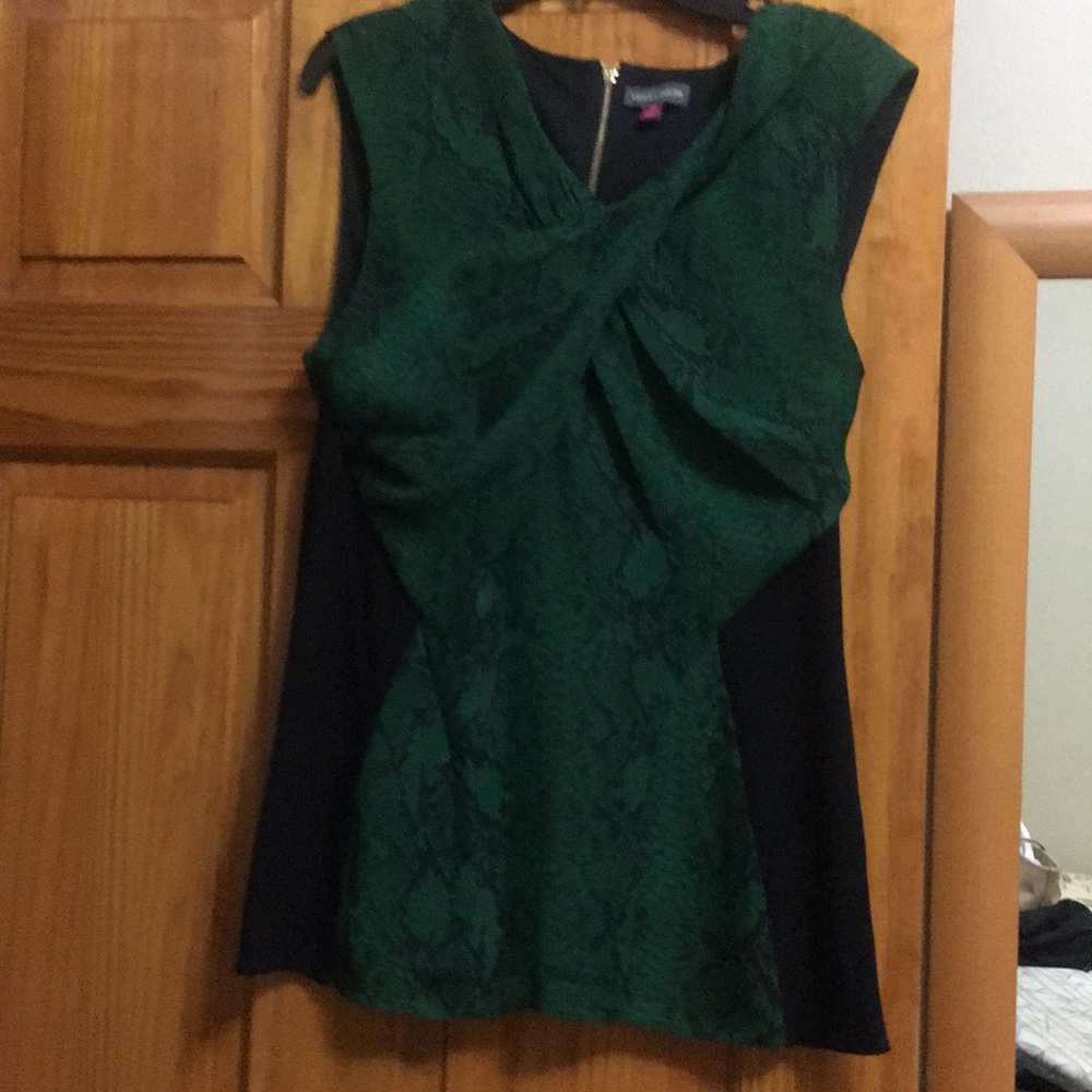 A sleeveless shirt/blouse